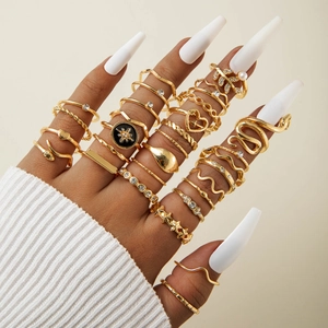 Ensemble de bagues gothiques dorées pour femmes avec serpents et détails en cristal