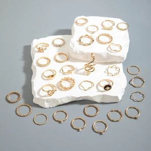 Détails d'un ensemble de 25 bagues dorées de style gothique avec motifs serpent et cœur