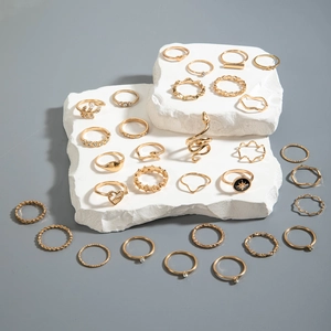 Détail d'un lot de 25 bagues gothiques dorées avec motifs de serpent et de cœur