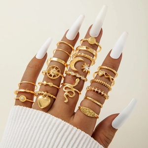 Ensemble de bagues dorées gothiques avec motifs cœur et serpent sur main