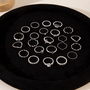Détail d'un ensemble de 22 bagues gothiques argentées avec cœurs et serpents sur velours