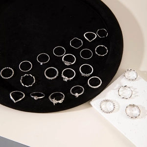 Détail d'un lot de 20 bagues gothiques vintage argentées avec strass sur présentoir