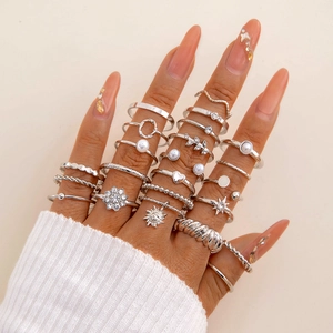 Détails d'un ensemble de bagues bohèmes argentées avec perles et motifs de cœur