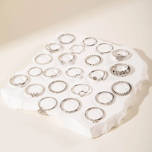Détail d'un lot de 20 bagues gothiques argentées avec perles et étoiles sur pierre
