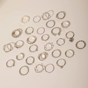 Lot de 28 bagues argentées avec cœur gothique, perles et formes géométriques