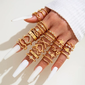 Détail d'un ensemble de bagues gothiques cœur doré et motif Love avec des strass