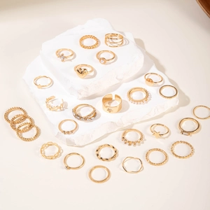 Détails d'un ensemble de 25 bagues vintage dorées avec perles et strass brillants