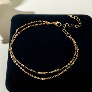 Conjunto de tobilleras bohemias doradas con pequeñas cuentas y discos para la playa