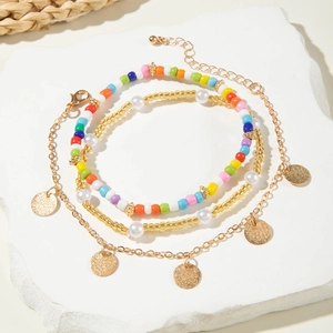 Set de tobilleras bohemias de tres capas con colgantes dorados, cuentas y perlas