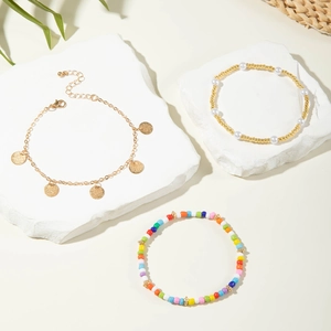 Conjunto de tobilleras bohemias con dijes de disco dorados, perlas y cuentas de colores