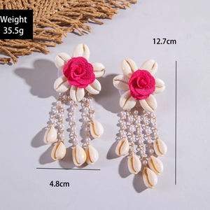 Detalle de pendientes de flores de concha con borlas de rosa y medidas de tamaño
