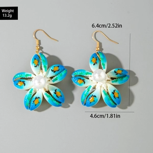 Detalle de pendientes florales de concha con estampado de tortuga y peso de 13,2g real