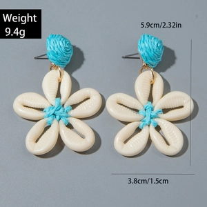 Detalle de pendientes de flores de concha hechos a mano con medidas y peso de 9,4g