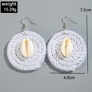 Detalle de pendientes bohemios de concha con medidas de 7,2 cm de alto y 4,9 cm de ancho