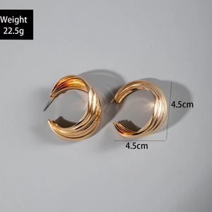 Detail view of gold layered geometric earrings with dimensions 4.5cm and weight 22.5g