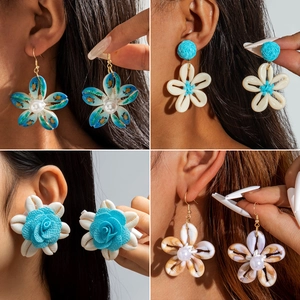Pendientes bohemios de flores de concha con perlas y diseño tejido estilo playa
