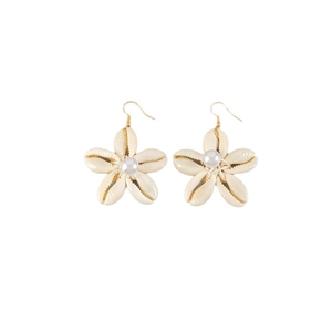 Pendientes de flor de concha hechos a mano con perla central y ganchos de metal dorado