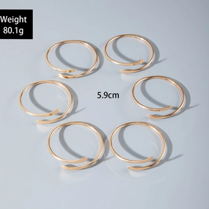 6-teiliges Set minimalistischer goldfarbener Armreifen im modernen Lagen-Design aus Metall