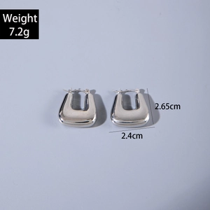 Silver U-shaped geometric stud earrings with size and weight measurements detail