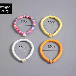 Dettagli di braccialetti in argilla colorata con ciondoli a stella marina e carota