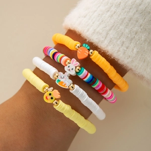 Set di braccialetti bohémien con conchiglie, perle heishi colorate e dorate