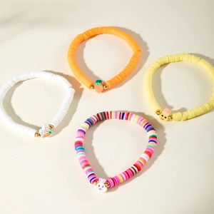 Set di 4 braccialetti bohémien in argilla colorata con conchiglie e ciondoli mare