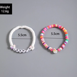 Dettaglio di braccialetti di perline con scritta JOANNA e specifiche di peso