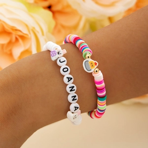 Set di braccialetti bohémien in argilla polimerica colorata con conchiglie e stelle marine