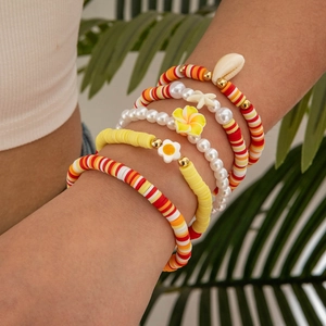 Set di bracciali bohémien multistrato con conchiglie stelle marine e perline heishi colorate
