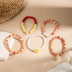 Dettaglio del set di 5 bracciali bohémien fatti a mano con conchiglie e stelle