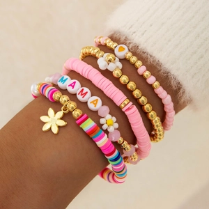 Dettaglio del set di 5 braccialetti bohémien con perline, lettere MAMA e ciondoli conchiglia