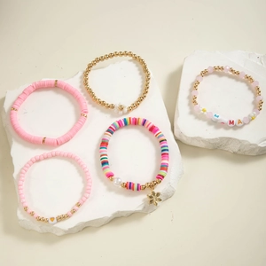 Dettaglio del set di 5 bracciali bohemian con perle MAMA e ciondoli stella marina