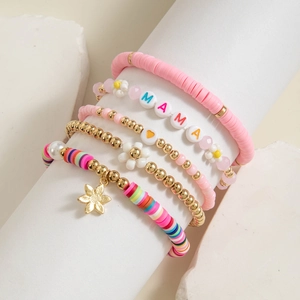 Dettaglio di cinque braccialetti bohémien con perline di argilla rosa e ciondoli MAMA