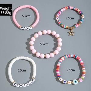 Dettaglio di set di 5 braccialetti bohémien con perline Heishi colorate e ciondoli