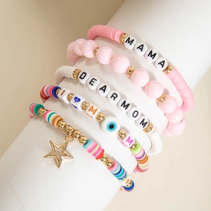 Dettaglio di set 5 braccialetti da spiaggia con perle MAMA e ciondoli a stella