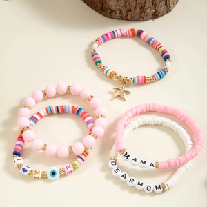 Dettaglio di set bracciali colorati con perline lettere MOM e MAMA e ciondoli a stella