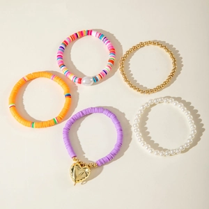 Dettaglio di set 5 bracciali bohemian con perline Heishi colorate e ciondoli dorati