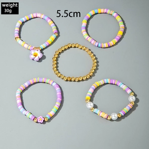 Dettaglio del set di 5 braccialetti bohémien con perline colorate in argilla e ciondolo stella