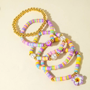 Dettaglio di braccialetti in stile bohémien con perline colorate, conchiglie e stelle