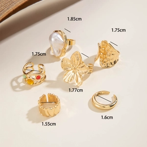 Detailansicht des 6-teiligen Goldringsatzes mit Barockperlen und Blumenanhängern