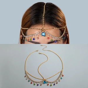 Chaîne de tête bohème dorée avec pendentifs œil turc et cristaux scintillants