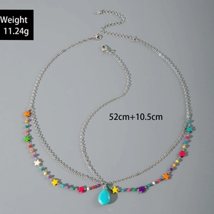 Détail d'une chaîne de tête argentée avec perles étoiles et pendentif goutte