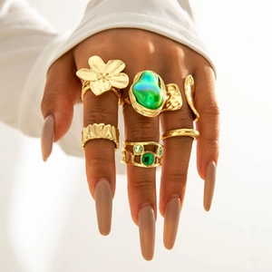Goldenes Boho-Ring-Set mit grünen Edelsteinen und Blumenrelief für einen Vintage-Barock-Look