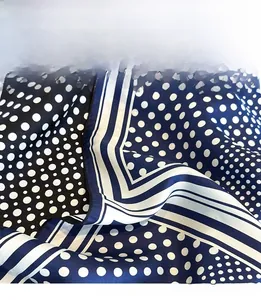 Détail d'un foulard en soie montrant des bords en points triangle et un motif à pois