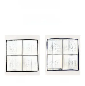 Détail d'un carré de soie avec motif à pois double face en bleu et noir élégant
