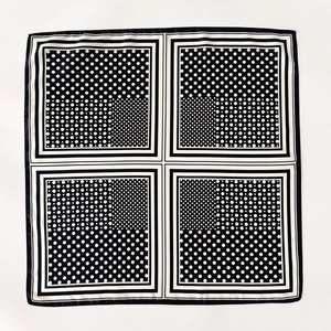 Carré en soie à pois noir et blanc avec motifs géométriques et bordure élégante