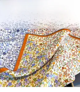 Gros plan d'un foulard en soie avec couture triangulaire précise et motif à fleurs