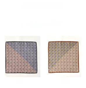 Comparaison détaillée des faces A et B du foulard carré en sergé de soie floral