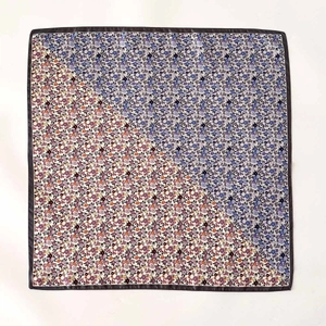Carré en sergé de soie à motif floral bicolore bleu et beige avec bordure en satin