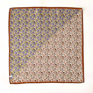 Carré de soie élégant aux motifs floraux jaune et blanc avec des bordures contrastées